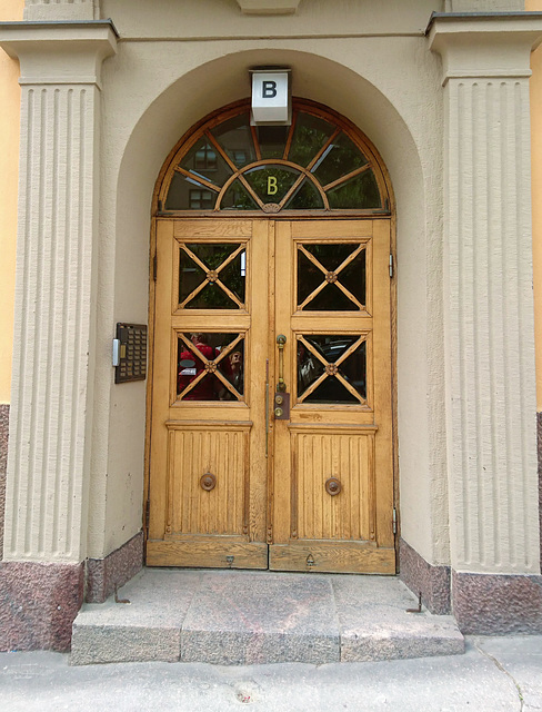 Wohnhausdoppeltür in Helsinki