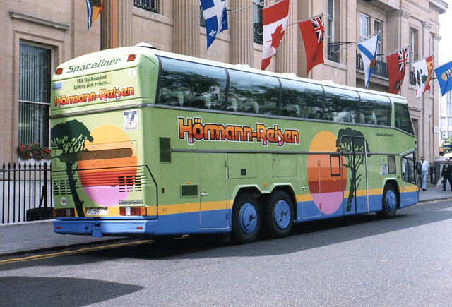 Neoplan Spaceliner in Trafalgar Square (2) - 1 August 1986