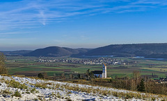 Im Vordergrund die Kirche von Hallau -im Hintergrund das Städtchen Neunkirch