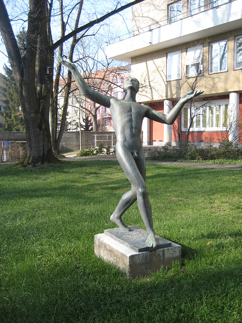 Skulptur auf dem Gelände der Insel in Bern.