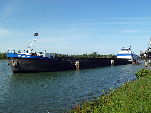 Rheinmünster, die MS SCHADECK bei der Verladestation beim Kieswerk