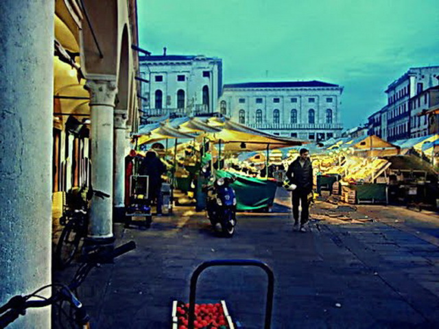 6.00 pm:ultimi acquisti per cena