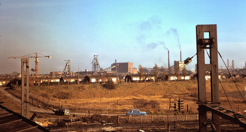 Douai (59) 6 novembre 1974. (Diapositive numérisée). La sidérurgie et les mines vivaient leurs derniers instants...