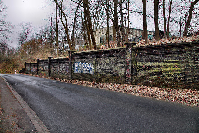 Erhaltene Zechenmauer von Neu-Iserlohn 2/4 an der Beverstraße (Bochum-Langendreer) / 11.02.2023