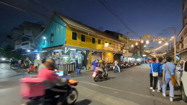 Noisy street life at night in Thailand !