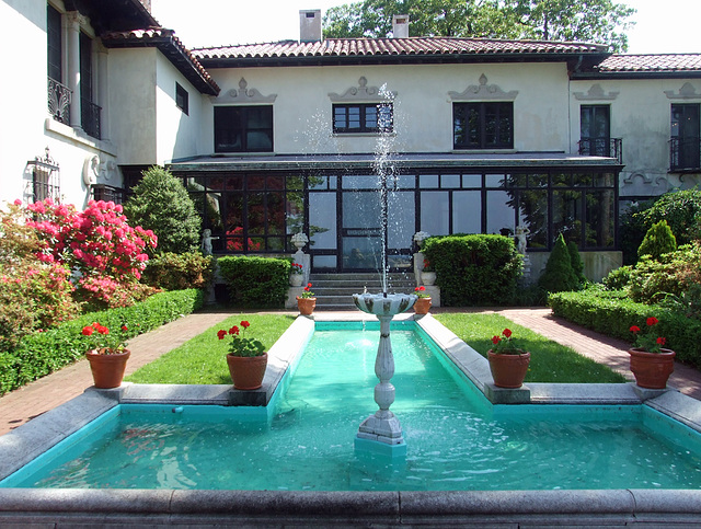 T-Shaped Fountain and Mansion in the Vanderbilt Museum, May 2011