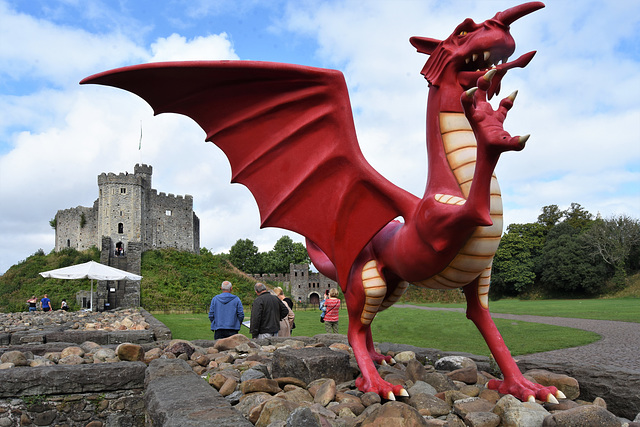 Y Ddraig Goch a chastell Caerdydd