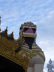 Am Eingang zur Shwedagon Pagode