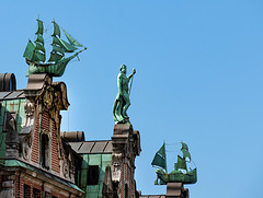 Der Meeresgott Neptun,  flankiert von zwei Koggen, auf dem Dach des Globushof - Hamburg