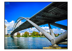 Die längste freitragende Fussgänger- und Fahrradbrücke der Welt verbindet die deutsche Stadt Weil am Rhein in Südbaden und das französische Huningue im Elsass. Dank ihrer besonderen Architektur ist die Dreiländerbrücke preisgekrönt.