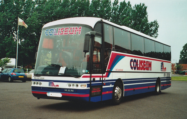 Coliseum Coaches WCR 833 at the Smoke House Inn, Beck Row – 27 May 2006 (558-15A)