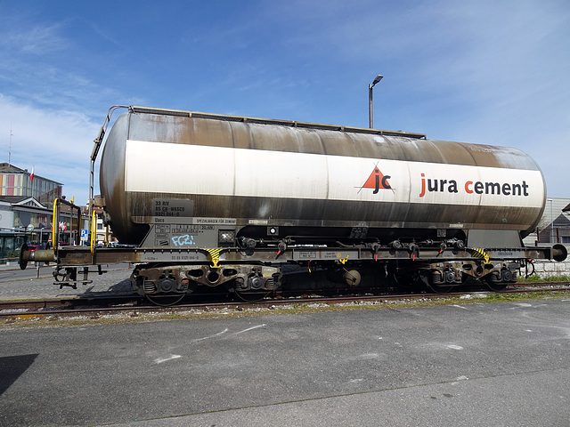 Kesselwagen der Jura Cement im Bahnhof Payerne