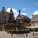 Burg mit St.-Leo-Kapelle, und Stadtbrunnen in Eguisheim