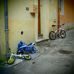 15. Et 2 bicyclettes et 1 moto.