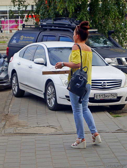 Femme qui a acheté une pizza en talons hauts  (Russie)