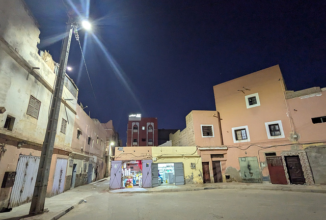 Rayons nocturnes / Evening's street lamp rays Rayons nocturnes / Evening's street lamp rays