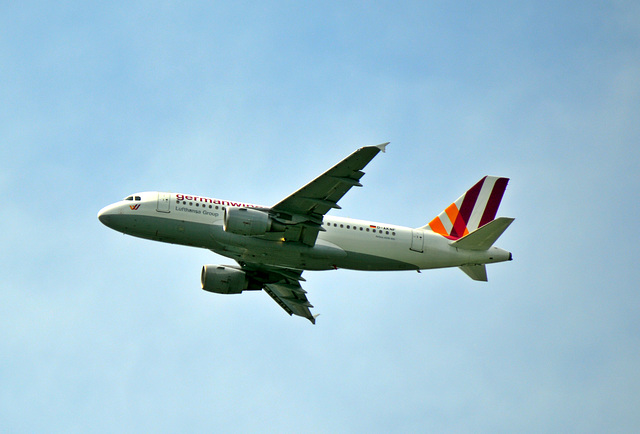 A319-100 der germanwings kurz nach dem Start vom Baden-Airport