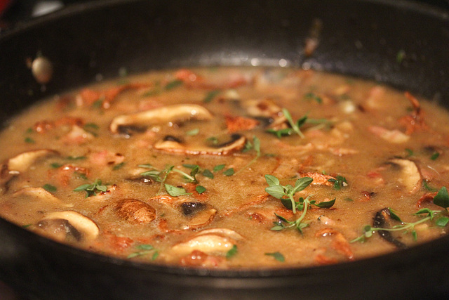 chestnut mushroom, bacon & chanterelle pasta sauce