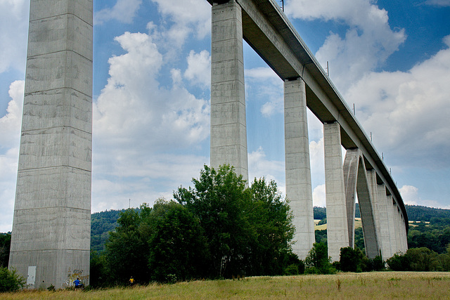 Brücke der ICE-Strecke quer übers Tal