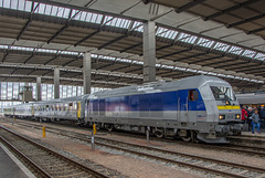 Die Mitteldeutsche Regiobahn stellt sich mit 223 144 und einem Regiozug in Chemnitz vor