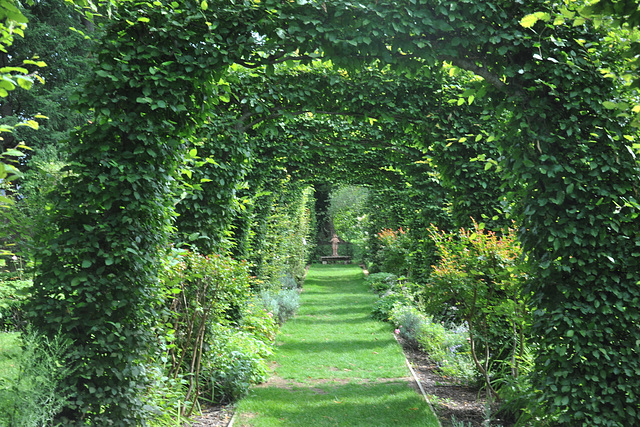 Dans les jardins du château d'Ainay-le-Vieil