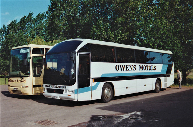 Owen’s Coaches G137 TNU at the Smoke House Inn, Beck Row – 31 May 1996 (315-4A)