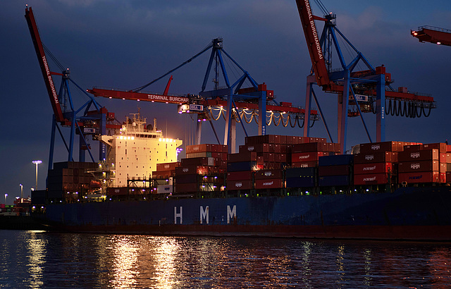 Die Hafenkräne schlafen nie - Hamburg