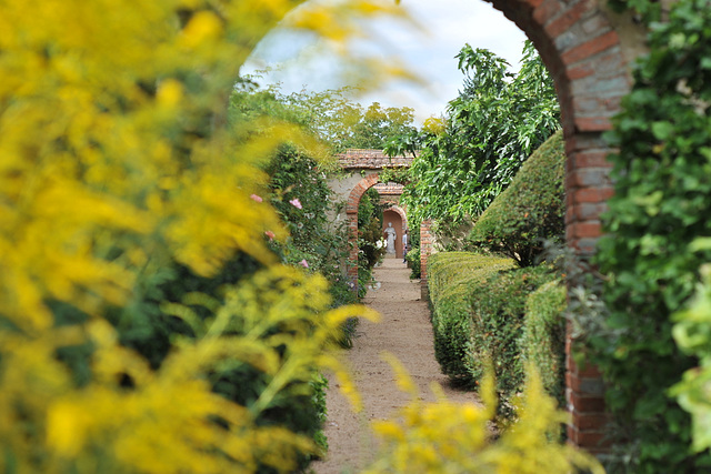 Dans les jardins du château d'Ainay-le-Vieil