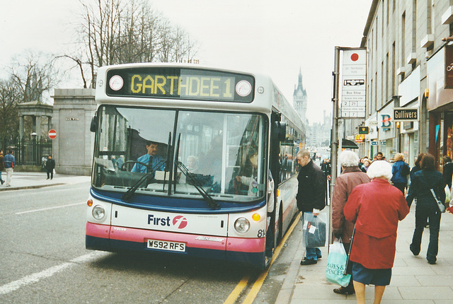 First Aberdeen 814 (W592 RFS) in Union Street, Aberdeen – 27 Mar 2001 (462-3A)
