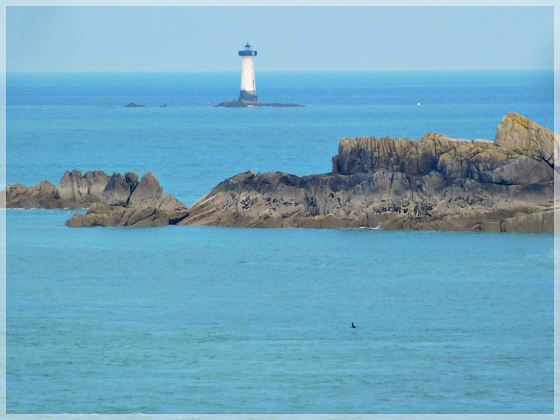 Vue depuis le GR 34 vers le phare de la pierre-de- Herpin et l'île des Landes (35)