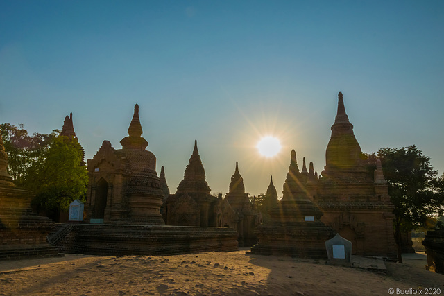 durch die historischen Tempelanlagen von Bagan - pls. view on black background  (© Buelipix)