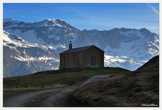 La chapel de Saint Pierre et les montagnes