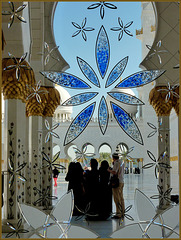 Turisti travestiti da arabi per ammirare la Grande Moskea Sceikh Zajed