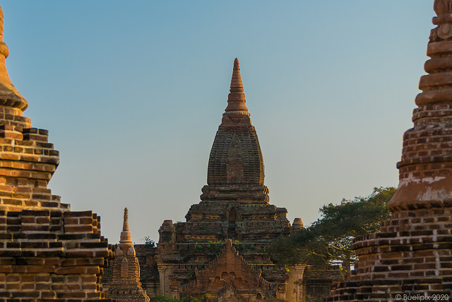 am Morgen noch per Ballon darüber geschwebt, jetzt mitten d'rin ... in den historischen Tempelanlagen von Bagan (© Buelipix)