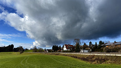 Die Wolken hängen tief heute.