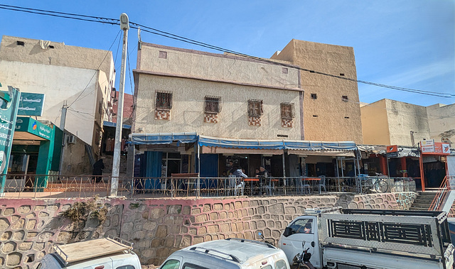 Une clôture qui se démarque discrètement / A discreet fence in this typical scenery Une clôture qui se démarque discrètement / A discreet fence in this typical scenery