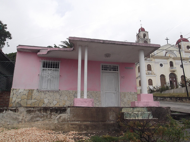 La maison devant l'église