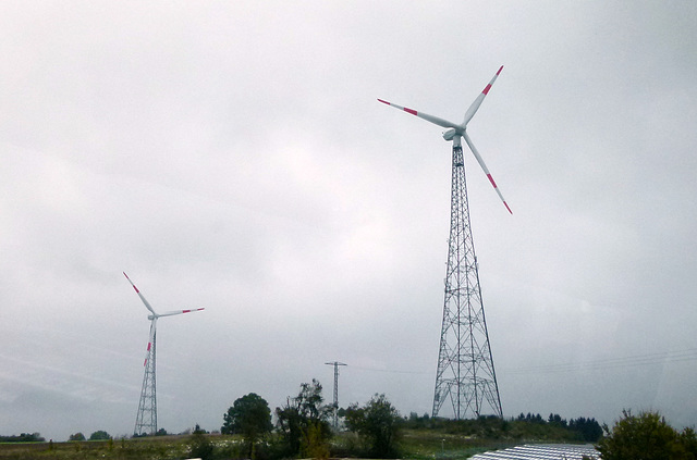 Stromgewinnung neben der BAB 7 bei Felsberg