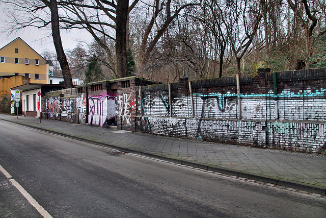 Alte Zechenmauer von Bruchstraße 1/2 am Wallbaumweg (Bochum-Langendreer) / 11.02.2023