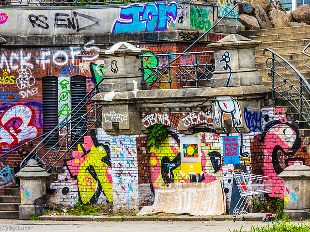 Colorful grafitti and more - find the stairs ;-) (000°)