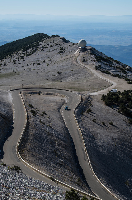 les lacets du Ventoux - le radôme en arrière plan