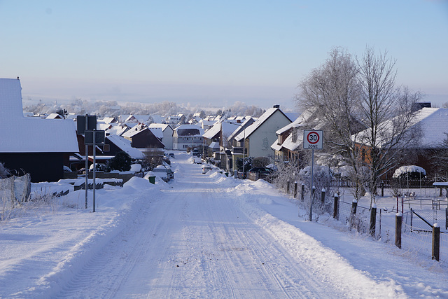 Die Dünaer Straße nach eisiger Nacht