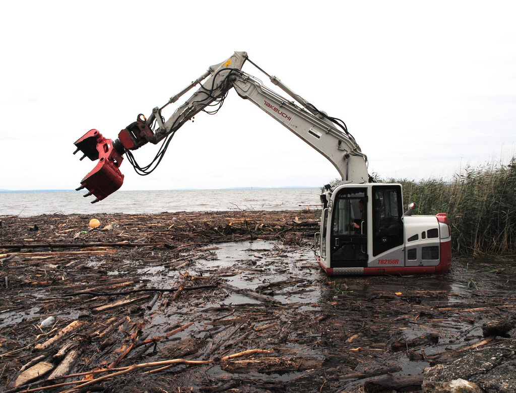 Bagger im Wasser