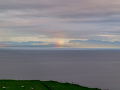 Regenbogen über einer Bucht in Schottland