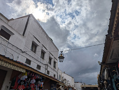 Une lampe de la rue qui ne tient qu'à un fil