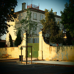 Banc. Clôture. Mur.