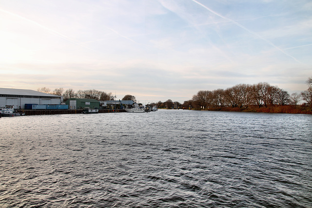 Ruhr-Schiffahrtskanal am Rhein-Ruhr-Hafen (Mülheim-Speldorf) / 7.01.2023