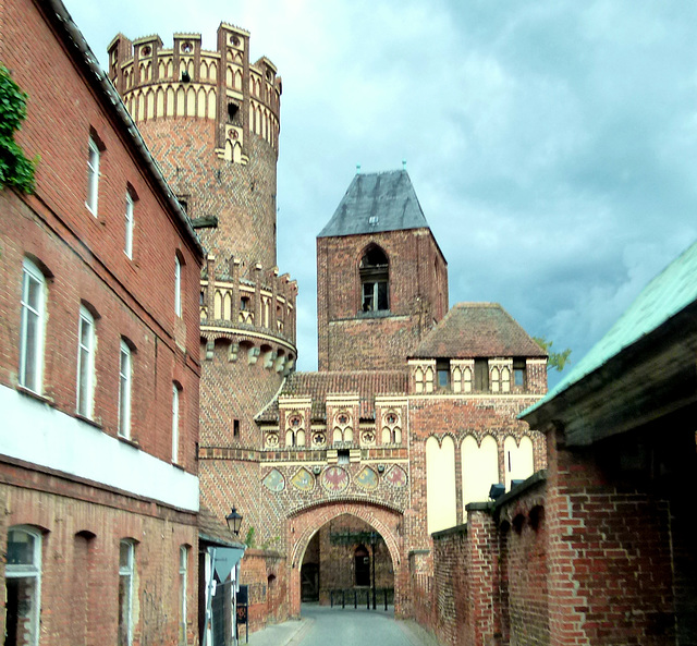 Tangermünder Stadttor mit Wehrturm und St. Nikolai