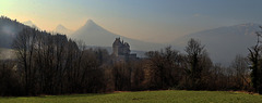 Le château de Menthon , dans la brume matinale