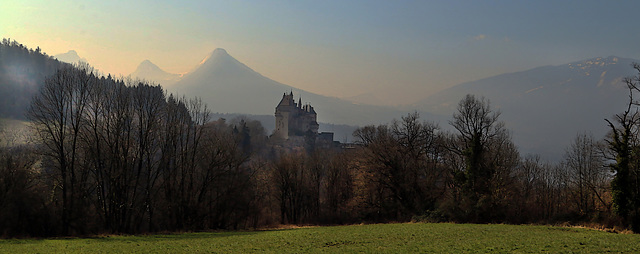 Le château de Menthon , dans la brume matinale